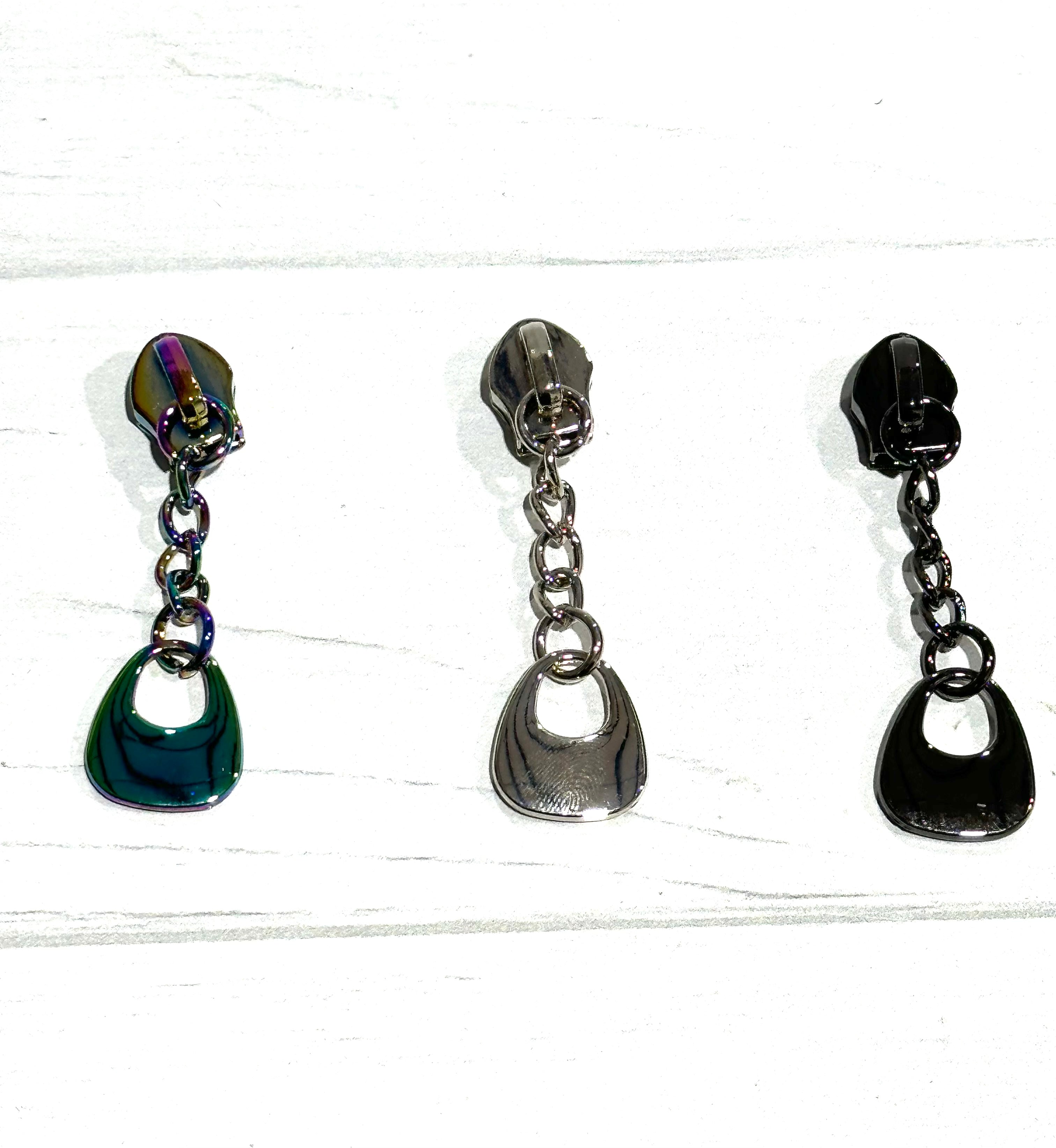 Retro dangle zipper pull