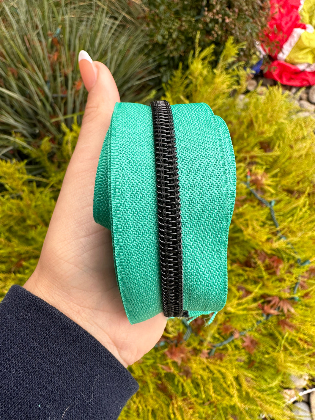 Black teeth on spearmint zipper tape